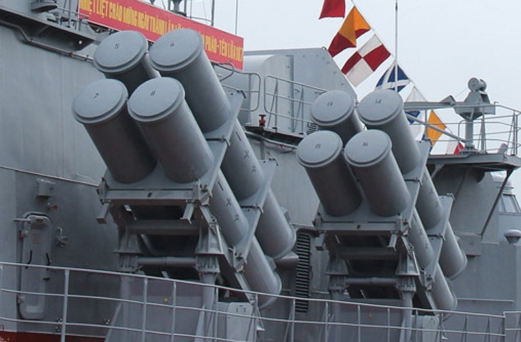 Tên lửa Kh-35 Uran-E trang bị cho tàu có thể đạt tầm bắn đến 130km, lắp đầu đạn nặng 145kg. Theo nhà sản xuất, Kh-35 Uran-E đủ sức để đánh chìm một tàu cỡ 4.000-5.000 tấn. Ảnh: NLĐ