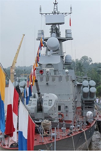 Ngoài tên lửa, “muỗi độc” còn trang bị hệ thống pháo hải quân tự động AK-176 (tốc độ bắn 60-120 phát/phút, tầm bắn 15km); 2 ụ pháo phòng không cao tốc AK-630 và tên lửa đối không Igla. Ảnh: NLĐ