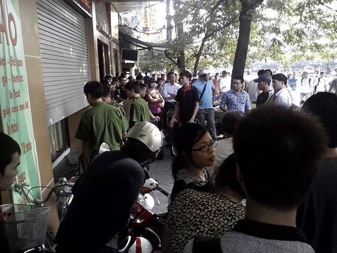 Rất đông người dân sống xung quanh, cùng nhiều người dân đi đường hiếu kỳ đã dừng lại trước cửa TMV Cát Tường để theo dõi vụ việc.