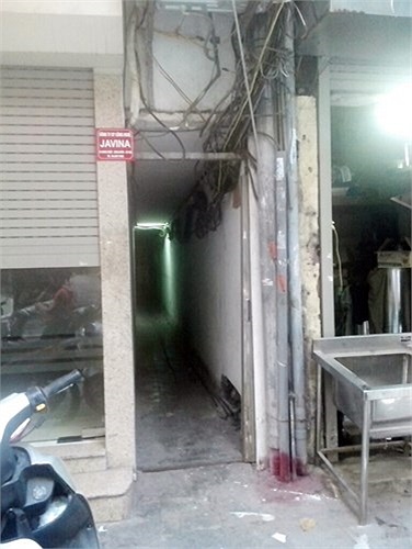 Còn tại địa chỉ số 36 Hàng Thiếc (Hoàn Kiếm, Hà Nội), nơi ở của chị Lê Thị Thanh Huyền, nhiều người dân là hàng xóm sống xung quanh vẫn bàng hoàng trước cái chết của nạn nhân. (Ảnh chụp ngõ đi vào căn nhà của nạn nhân).
