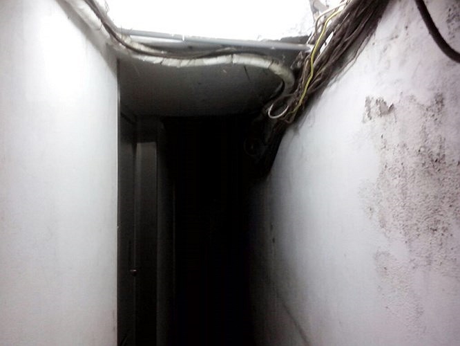 Ông Nguyễn Văn Dựng là hàng xóm của nạn nhân cho biết: 'Vừa đọc tin tức chiều nay, tôi thực sự bàng hoàng và không thể tin nổi đây đúng là sự thật'. (Ảnh chụp bên trong con ngõ, lối dẫn vào nhà của nạn nhân Huyền). 