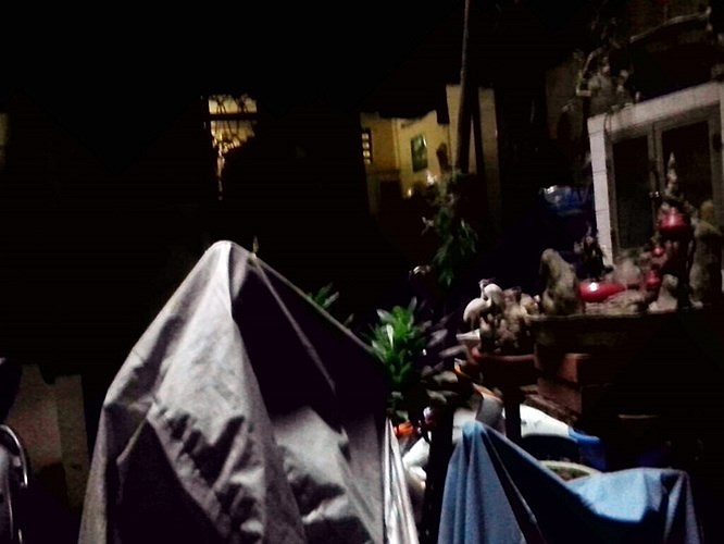 Ngôi nhà của nạn nhân chỉ bật một bóng đèn phía bên trong, cùng với nỗi buồn u ám vây quanh. 