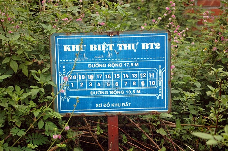 Hệ thống chiếu sáng, đường nhựa khang trang, nhưng các căn biệt thự vắng người, chỉ có đạo chích hay lui tới. 