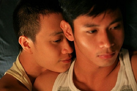 Vì muốn kiếm tiền nuôi Khôi, Lam (2 nhân vật đồng tình trong phim) cướp tiền từ những người khách rồi cuối cùng bị trả thù và làm nhục, đánh đập.