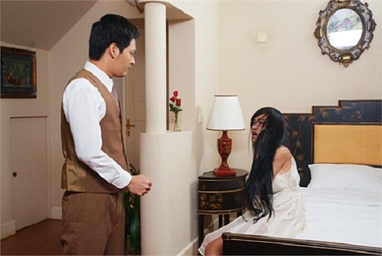 Nhưng những tình huống éo le, khúc mắc trong gia đình đã dẫn tới việc Elly Trần bị 'cưỡng bức'. Người đẹp đã diễn xuất rất tốt trong những phân cảnh này.