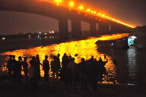 Thợ lặn tìm xác nạn nhân bị ném xuống sông trong đêm