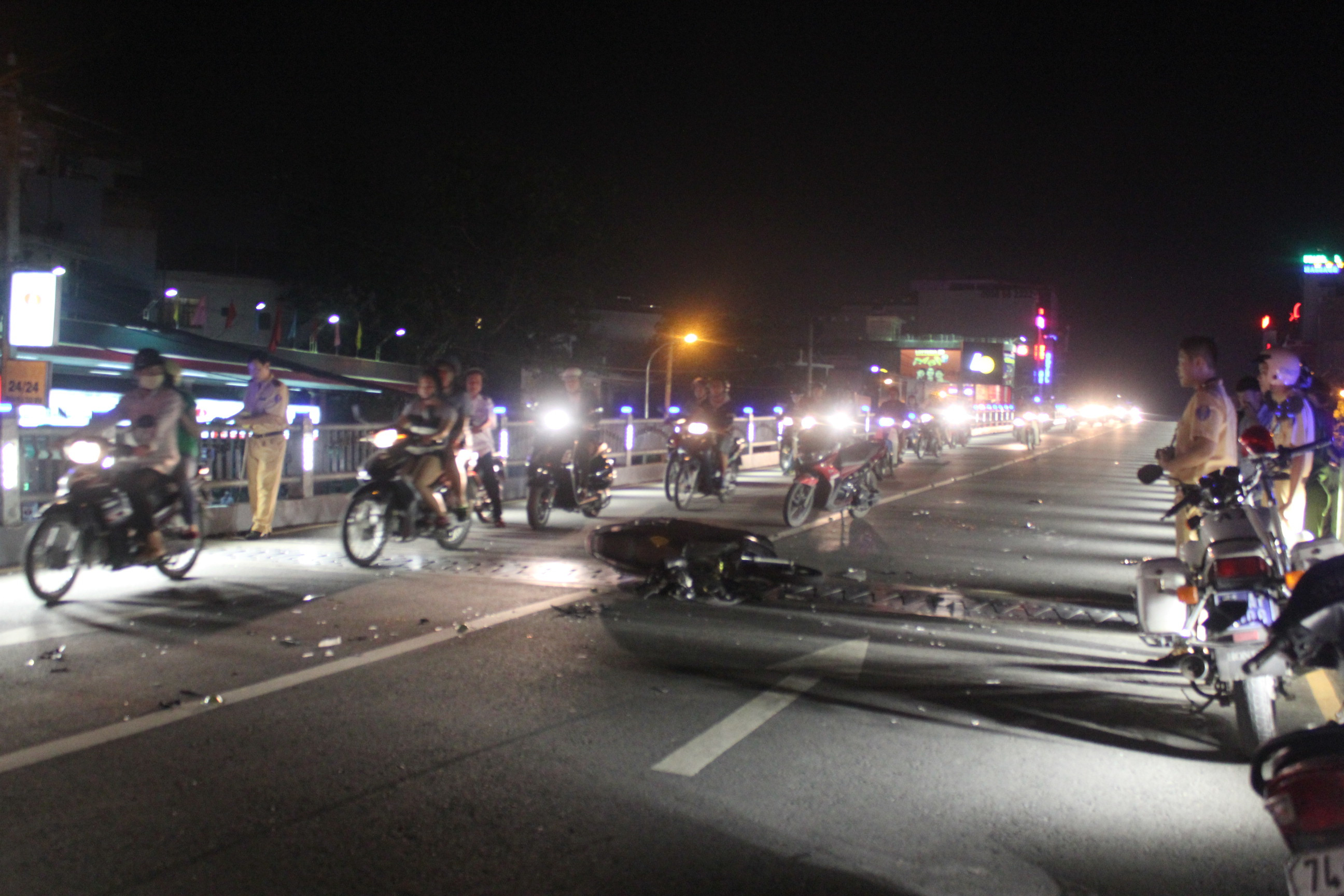 TP.HCM, hổn loạn giao thông, cầu vượt thép Hoàng Hoa Thám, xe máy, <a href='https://vtcnews.vn/oto-xe-may.31.0.html' >ô tô</a>, bị thương nặng