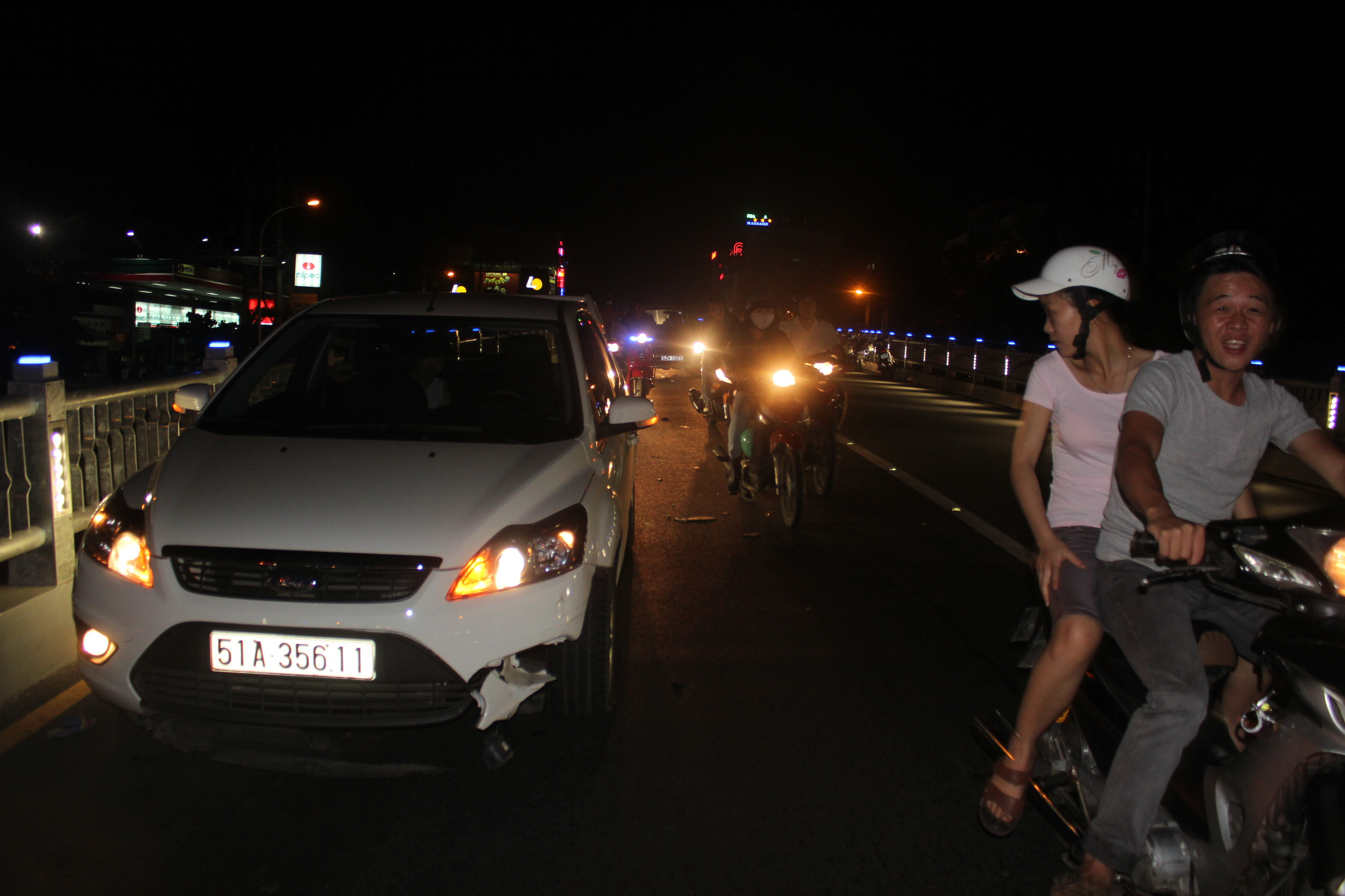 TP.HCM, hổn loạn giao thông, cầu vượt thép Hoàng Hoa Thám, xe máy, ô tô, bị thương nặng