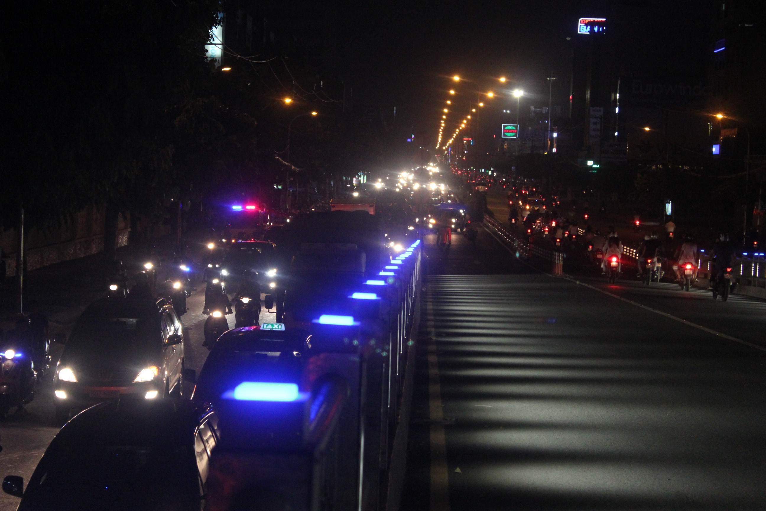 TP.HCM, hổn loạn giao thông, cầu vượt thép Hoàng Hoa Thám, xe máy, ô tô, bị thương nặng