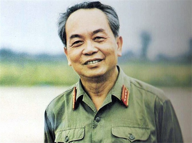 Đại tướng Võ Nguyên Giáp (1911 – 2013). Năm thụ phong: 1948. Quê quán: Quảng Bình. Bí danh: Văn, Sáu. Chức vụ cao nhất: Phó Chủ tịch Hội đồng Bộ trưởng; Tổng tư lệnh Quân đội Nhân dân Việt Nam; Bộ trưởng Bộ Quốc phòng. 