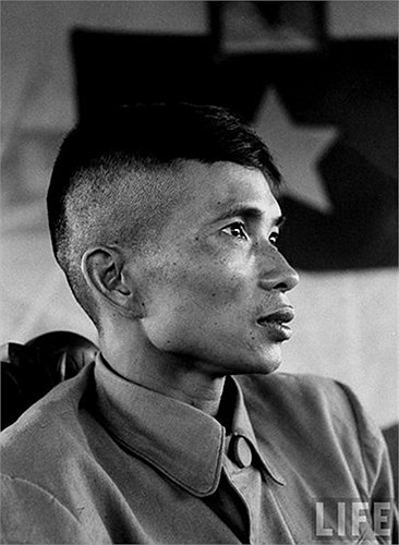 Đại tướng Văn Tiến Dũng (1917-2002). Năm thụ phong: 1974. Quê quán: Hà Nội. Bí danh: Lê Hoài. Chức vụ cao nhất: Bộ trưởng Bộ Quốc phòng (1980-1987). Chức vụ cao nhất trong ĐCSVN: Ủy viên Bộ Chính trị khóa III, IV, V, Bí thư Đảng ủy Quân sự Trung ương