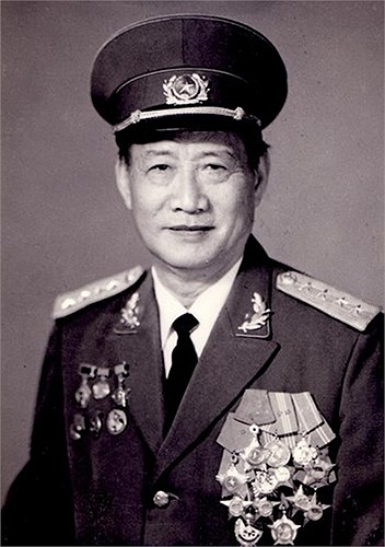 Đại tướng Hoàng Văn Thái (Hoàng Văn Xiêm) (1915-1986). Năm thụ phong: 1980. Quê quán: Thái Bình. Bí danh: An, Mười Khang, Quốc Bình, Thành... Chức vụ cao nhất: Tổng Tham mưu trưởng đầu tiên (1945-1953), Thứ trưởng Bộ Quốc phòng. 