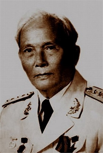 Đại tướng Chu Huy Mân (Chu Văn Điều) (1913-2006). Năm thụ phong: 1982. Quê quán: Nghệ An. Bí danh: Vũ Chân, Lê Thế Mỹ, Trần Thanh Lạc, Hai Mạnh. Chức vụ cao nhất: Phó Chủ tịch Hội đồng Nhà nước (1981-1986). 