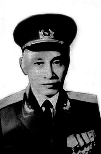 Đại tướng Lê Trọng Tấn (Lê Trọng Tố) (1914-1986). Năm thụ phong: 1984. Quê quán: Hà Nội. Bí danh: Đội Tố, Ba Long. Chức vụ cao nhất: Thứ trưởng Bộ Quốc phòng kiêm Tổng Tham mưu trưởng (1980-1986).