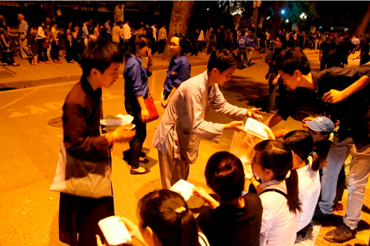 Cơm được phát miễn phí cho người dân đến viếng Đại tướng. Ảnh: Hà Minh