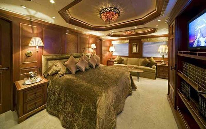 Phòng ngủ chính là nơi rộng rãi nhất và sang trọng nhất trong số 7 phòng trên chiếc siêu du thuyền. 