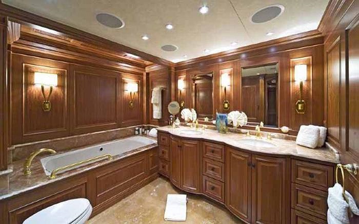 Bên trong phòng tắm, ngoài bồn tắm lớn, còn có các khung gỗ tác dụng làm ấm. 