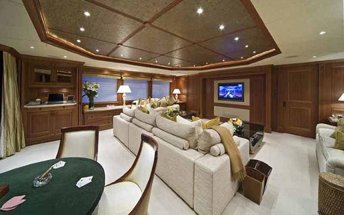 Phòng giải trí cũng được thiết kế với gam màu nhã nhặn, lịch thiệp với màn hình lớn xem phim và bàn chơi bài poker. 