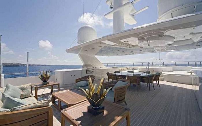 Diện tích khoang trên được bố trí hợp lý với nhiều điểm dừng chân nghỉ bên các bộ bàn ghế gỗ. 