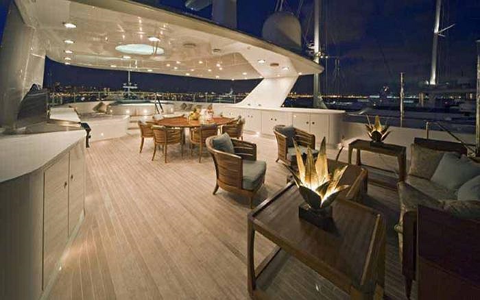 Về tối thì khoang trên đón nắng lại đón ánh sáng lấp lánh từ hệ thống đèn và không gian trời đêm bát ngát. 