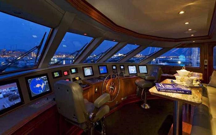 Buồng lái trên du thuyền 