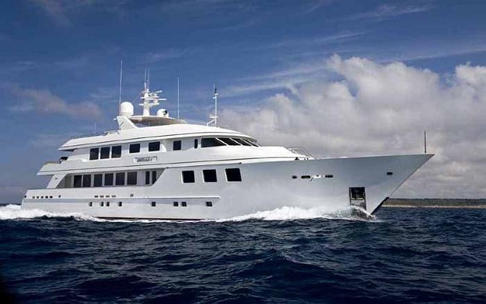 Maghreb V lộng lẫy lướt đi trên biển cả.