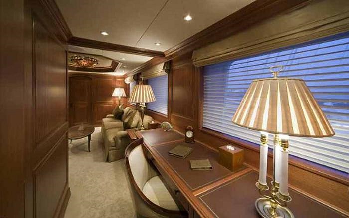 Trong trường hợp du khách muốn tìm kiếm không gian yên tĩnh, văn phòng riêng bên trong phòng khách chính sẽ là lựa chọn tối ưu.