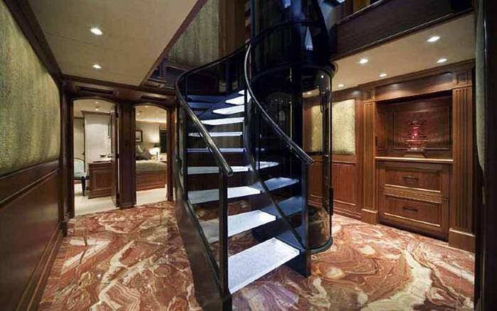 Để di chuyển lên 3 tầng của siêu du thuyền, khách có thể dùng cầu thang bộ hoặc thang máy tốc độ cao. 