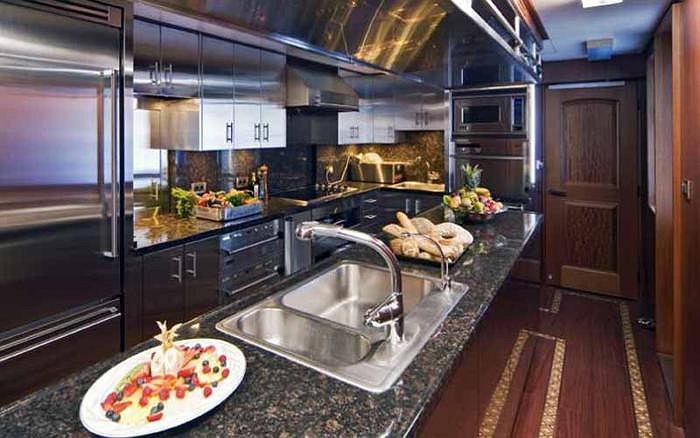 Với những không gian được bài trí cực kì tiện lợi và sang trọng như thế này, khách sẽ có cảm giác như đang nghỉ trong khách sạn 5 sao trên đất liền thay vì lênh đênh trên biển. 