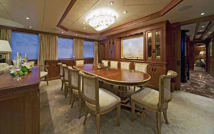 Khu vực phòng ăn có tông màu nền nã, ấm cúng và dĩ nhiên, không thể thiếu bộ đèn chùm giúp tô điểm cho bữa ăn. 