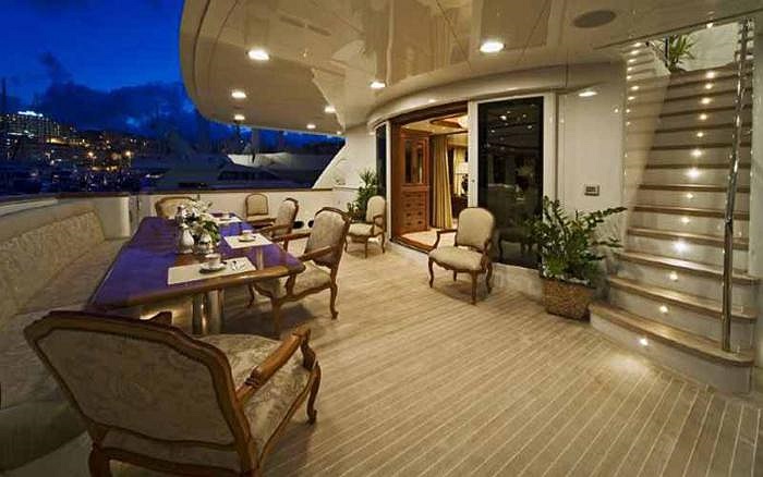 Khách còn có thể di chuyển bàn ăn ra không gian bên ngoài để tiện ngắm cảnh. 