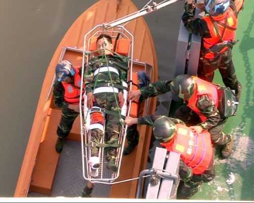Đưa những chiến sĩ bị thương rời tàu. 