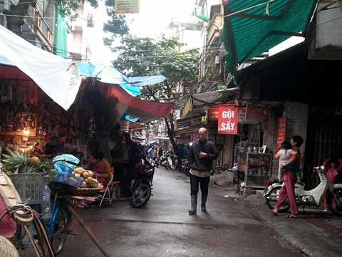 Hợp chợ trước cổng bệnh viện gây cản trở giao thông