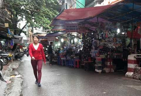 Hợp chợ trước cổng bệnh viện gây cản trở giao thông