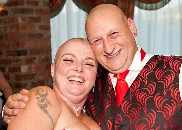 Cặp đôi Roxy Greaves, 31 tuổi và Mick, 30 tuổi, gần đây đã kiếm về số tiền ủng hộ 1.300 bảng Anh cho tổ chức Cancer Research UK, một tổ chức nghiên cứu phòng chống bệnh ung thư ở Anh.