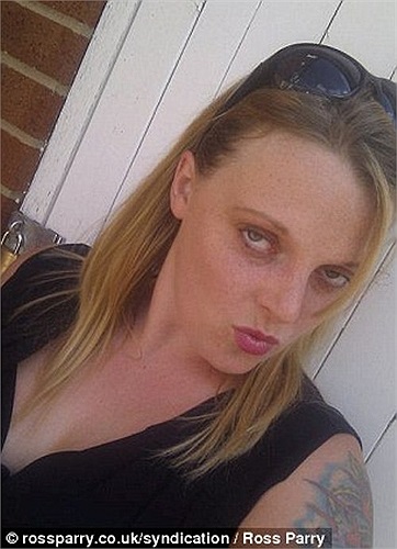 Còn đây là chị 3 năm về trước, tức 28 tuổi, vẫn là mái tóc dài vàng hoe trước khi cạo trọc.