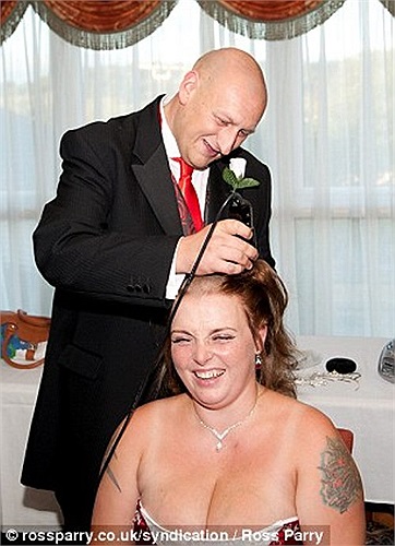 Anh chia sẻ, cả hai chúng tôi đã từng chứng kiến cảnh người thân mất vì ung thư, nên chúng tôi hiểu rõ những mất mát mà gia đình người bệnh phải hứng chịu. Chúng tôi hi vọng sẽ đóng góp một chút gì đó cho họ.