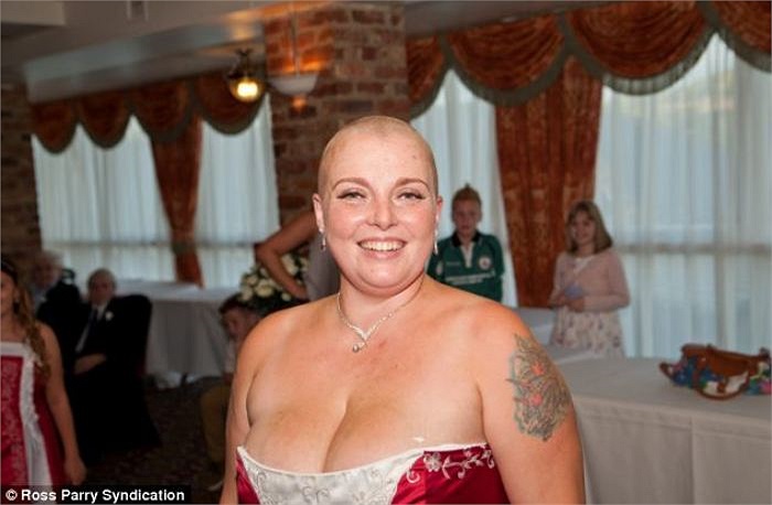 Trong một lần trả lời phỏng vấn báo chí, chị Roxy vui vẻ cho biết thêm, tôi đã tiết kiệm được một số tiền kha khá sau khi cắt đi mái tóc, trong đó có tiền mua xà bông.