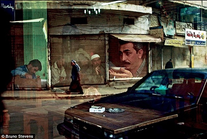 Thủ đô Baghdad ngày 12/2/2003 - sáu tuần trước khi xảy ra cuộc chiến tranh ác liệt. Một người đàn ông ngồi uống trà tại quán cà phê Al Zahawi trên đường phố Rashid.