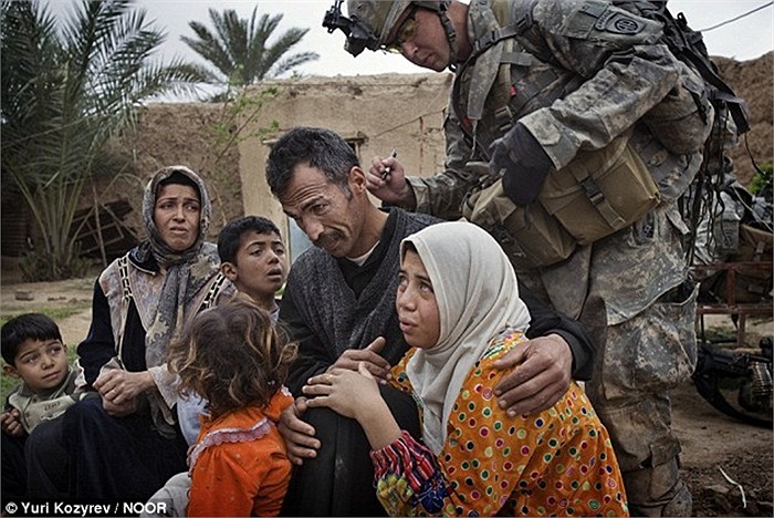 Lính Mỹ đang đánh dấu vào gáy một người đàn ông để kiểm soát dân thường ở Qubah, Iraq. Phóng viên Yuri Kozyrev (hãng Noor Images) đã ghi lại hình ảnh này ngày 24/3/2007.