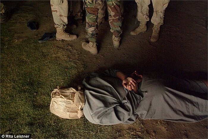 Rạng sáng 16/7/2003, một người Iraq bị bắt vì nghi ngờ tham gia cuộc tấn công vào đoàn xe của lính Mỹ ở Balad.