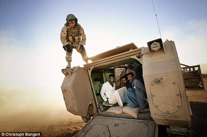 Nghi phạm khủng bố bị bắt giữ và được đưa đến trại tạm giam ở địa phương bằng một chiếc bọc thép. Bức ảnh được phóng viên Christoph Bangert ghi lại ngày 7/6/2005 tại thành phố Tal Afar. 