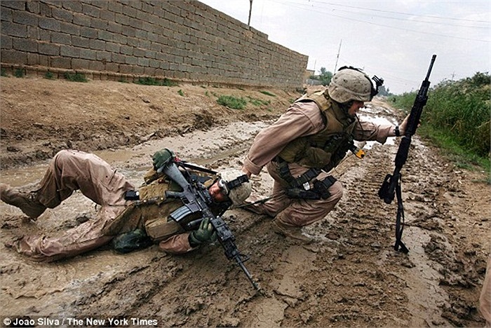 Phóng viên João Silva của Thời báo New York chụp bức ảnh một binh sĩ được đồng đội kéo vào khu vực an toàn sau khi bị bắn xuyên qua cánh tay tại Karmah (Garma) ngày 31/10/2006.