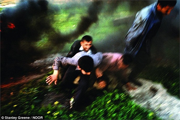 Vụ nổ trên đường phố Kirkuk tháng 4/2004. Hình ảnh của phóng viên Stanley Greene, hãng Noor Images.