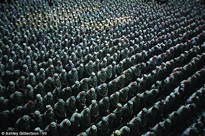 Ashley Gilberton (hãng VII Network) chụp bức ảnh 1.215 lính Mỹ gồm không quân, lính thủy đánh bộ… cầu nguyện trước khi nhập ngũ tại một buổi lễ tái nhập ngũ lớn ở cung điện Al Faw, thủ đô Baghdad ngày 4/7/2008. 