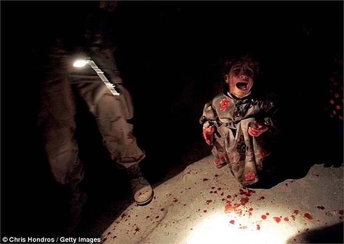 Chris Hondros của hãng Getty Images (Mỹ) đã ghi lại hình ảnh Samar Hassan 5 tuổi, hét lên khi lính Mỹ thuộc Sư đoàn bộ binh 25 giết chết cha mẹ cô. Anh trai của cô bé, Racan 11 tuổi cũng bị thương trong vụ nổ sung này ở Tal Afar ngày 18/