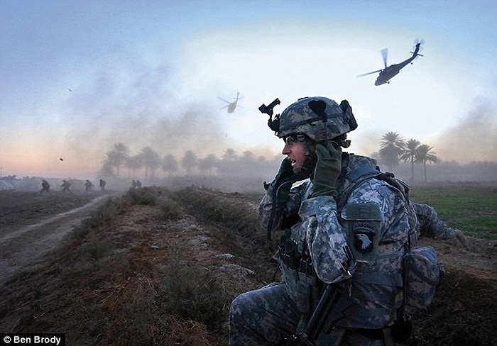 Phóng viên Ben Brody chụp Đại úy George Morris ở chiến trường Ubaydi, Iraq ngày 29/12/2007.