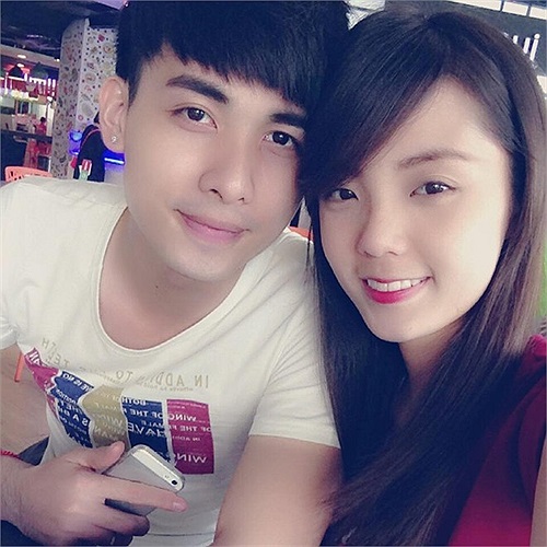 Điều thú vị, người yêu của Á Hân cũng chính là một thành viên điển trai của nhóm BB&BG. Nguyễn Minh Tú (Tuti) sinh năm 1990, hiện đang làm cho hãng hàng không lớn của Việt Nam. 