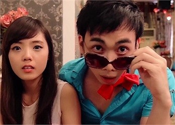 Á Hân chia sẻ: Mình và anh ấy quen nhau khi tham gia một lớp đào tạo người mẫu từ năm 2008. Khoảng 1 năm sau đó thì chính thức yêu nhau. Cho đến bây giờ cũng được gần 5 năm rồi 