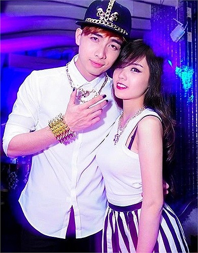 Đối với Á Hân, người yêu hiện tại của cô là một chàng tiếp viên hàng không vui tính nhưng cũng rất nghiêm túc trong cuộc sống. 